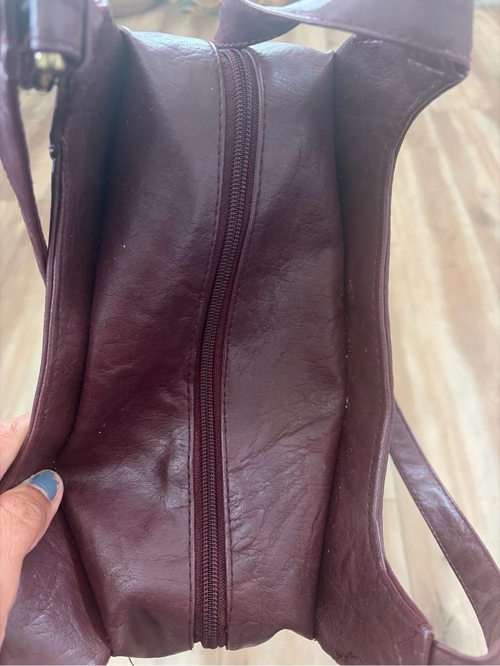 Women's Leather Shoulder Bag in Wine Red